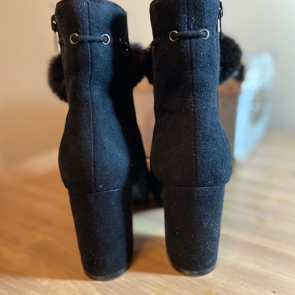 Booties with pompoms - Picture 4 of 6